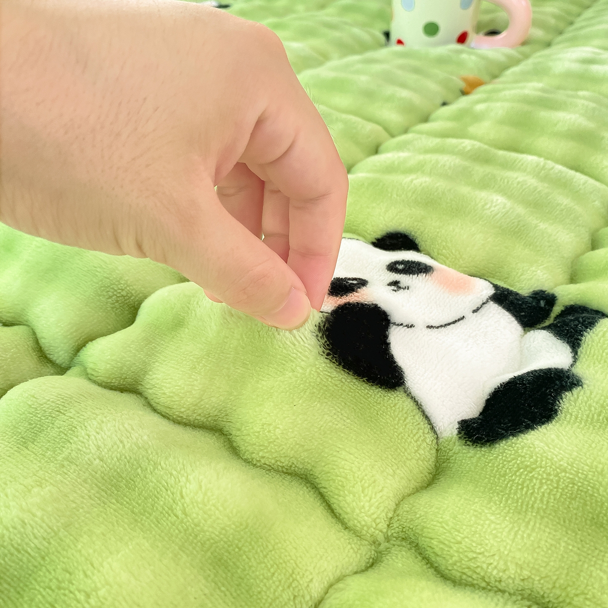 91家纺网 家纺一手货源 找家纺 眠势力 2025新款牛奶绒泡泡床垫加绒仿兔毛绒床褥子秋冬保暖珊瑚绒夹棉床护垫 熊猫