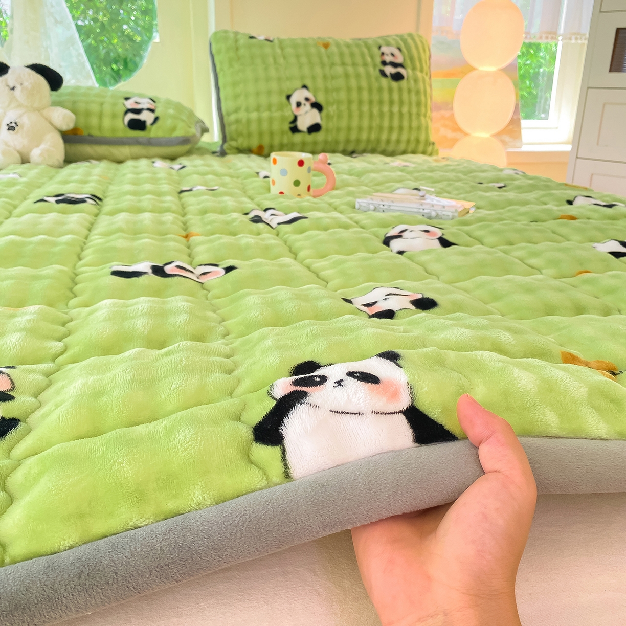 91家纺网 家纺一手货源 找家纺 眠势力 2025新款牛奶绒泡泡床垫加绒仿兔毛绒床褥子秋冬保暖珊瑚绒夹棉床护垫 熊猫