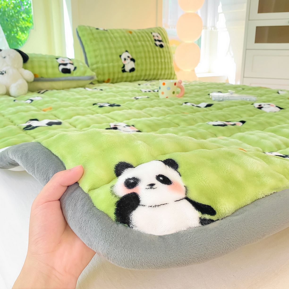 91家纺网 家纺一手货源 找家纺 眠势力 2025新款牛奶绒泡泡床垫加绒仿兔毛绒床褥子秋冬保暖珊瑚绒夹棉床护垫 熊猫