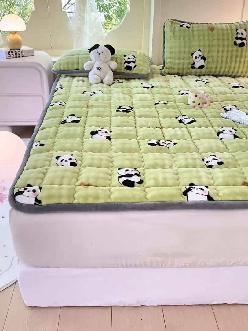 91家纺网 家纺一手货源 找家纺 眠势力 2025新款牛奶绒泡泡床垫加绒仿兔毛绒床褥子秋冬保暖珊瑚绒夹棉床护垫 熊猫
