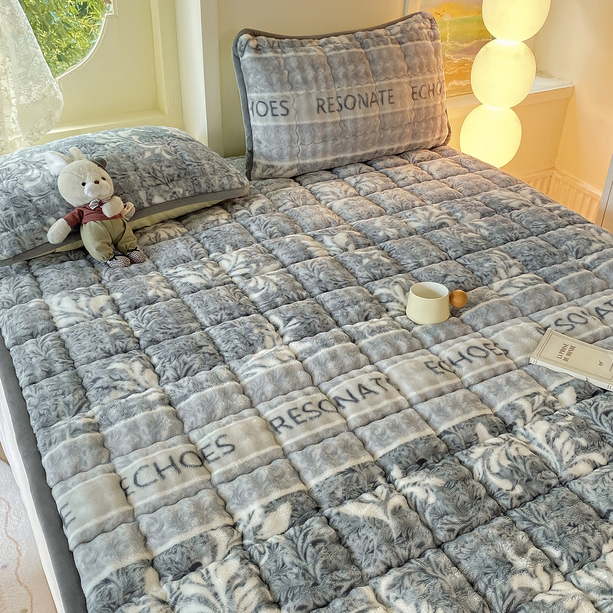 91家纺网 家纺一手货源 找家纺 眠势力 2025新款牛奶绒泡泡床垫加绒仿兔毛绒床褥子秋冬保暖珊瑚绒夹棉床护垫 雅韵