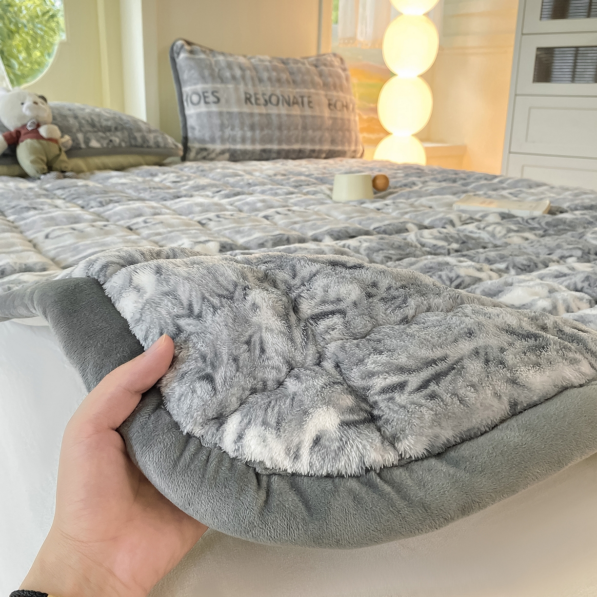 91家纺网 家纺一手货源 找家纺 眠势力 2025新款牛奶绒泡泡床垫加绒仿兔毛绒床褥子秋冬保暖珊瑚绒夹棉床护垫 雅韵