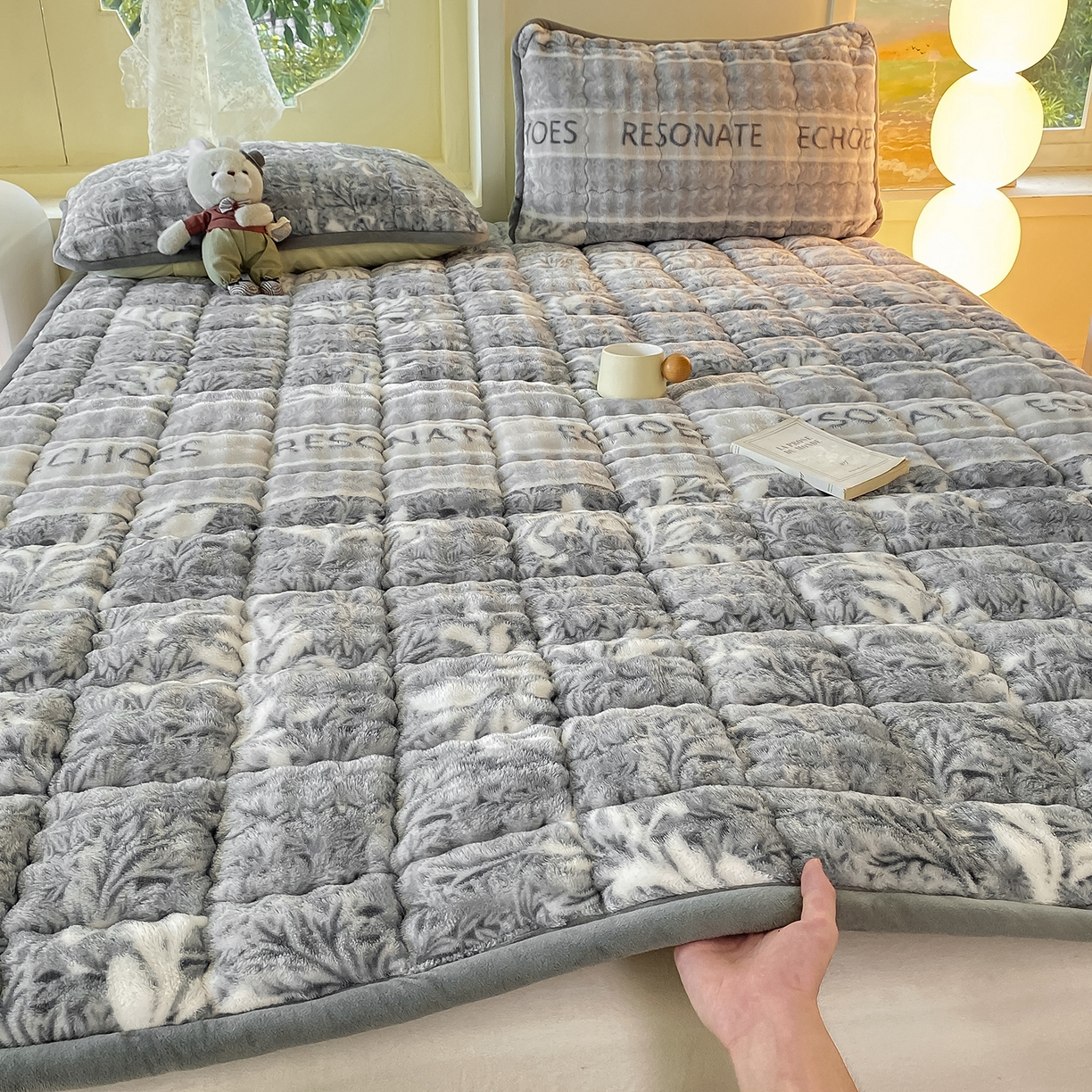 91家纺网 家纺一手货源 找家纺 眠势力 2025新款牛奶绒泡泡床垫加绒仿兔毛绒床褥子秋冬保暖珊瑚绒夹棉床护垫 雅韵