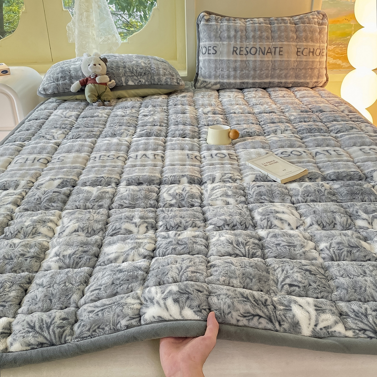 91家纺网 家纺一手货源 找家纺 眠势力 2025新款牛奶绒泡泡床垫加绒仿兔毛绒床褥子秋冬保暖珊瑚绒夹棉床护垫 雅韵