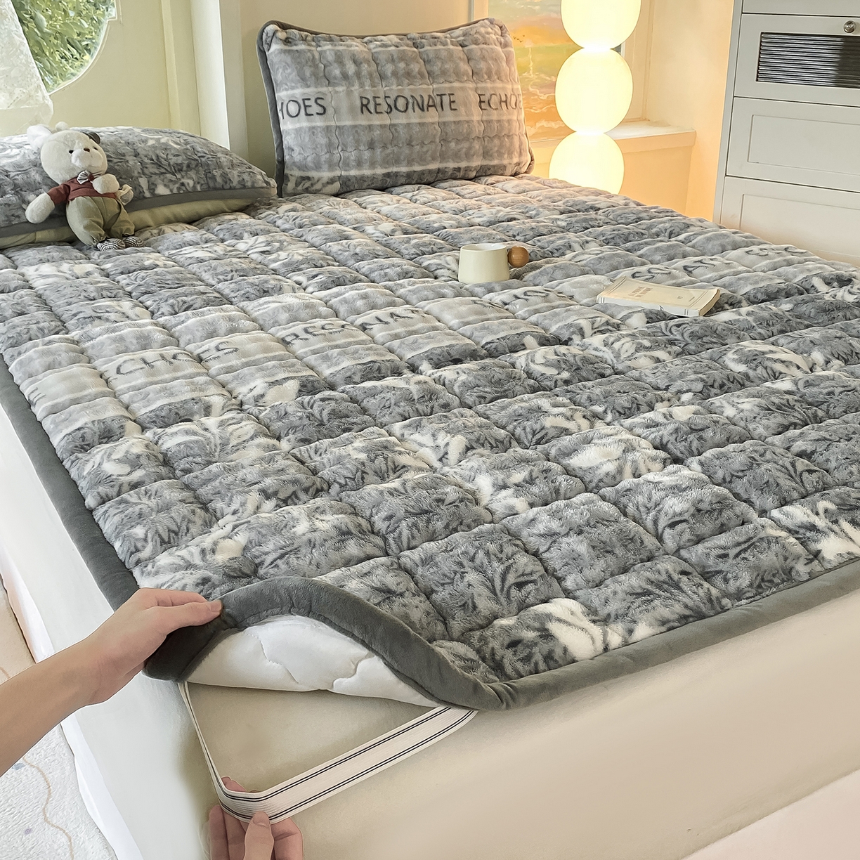 91家纺网 家纺一手货源 找家纺 眠势力 2025新款牛奶绒泡泡床垫加绒仿兔毛绒床褥子秋冬保暖珊瑚绒夹棉床护垫 雅韵