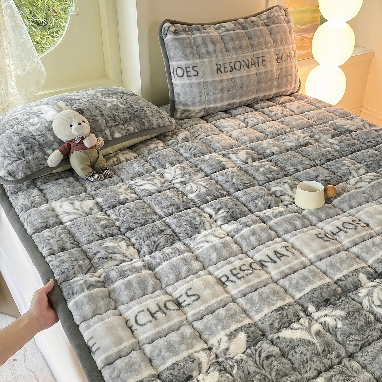 91家纺网 家纺一手货源 找家纺 眠势力 2025新款牛奶绒泡泡床垫加绒仿兔毛绒床褥子秋冬保暖珊瑚绒夹棉床护垫 雅韵