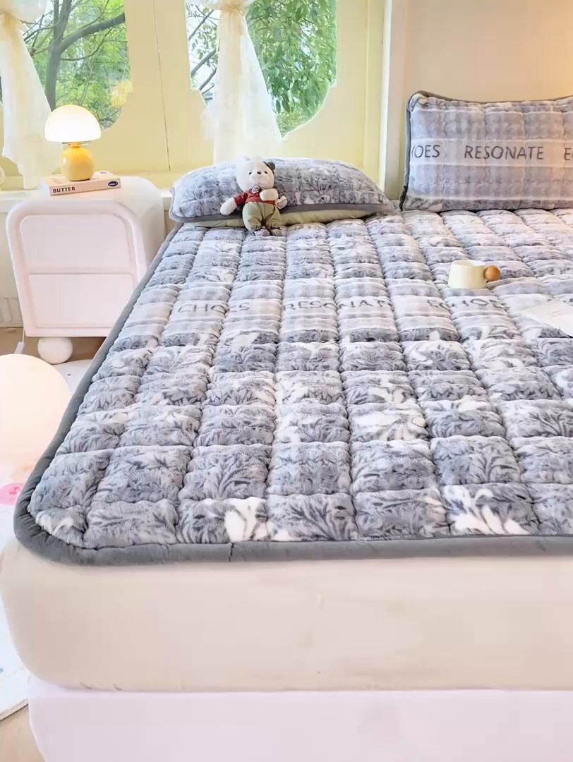 91家纺网 家纺一手货源 找家纺 眠势力 2025新款牛奶绒泡泡床垫加绒仿兔毛绒床褥子秋冬保暖珊瑚绒夹棉床护垫 雅韵