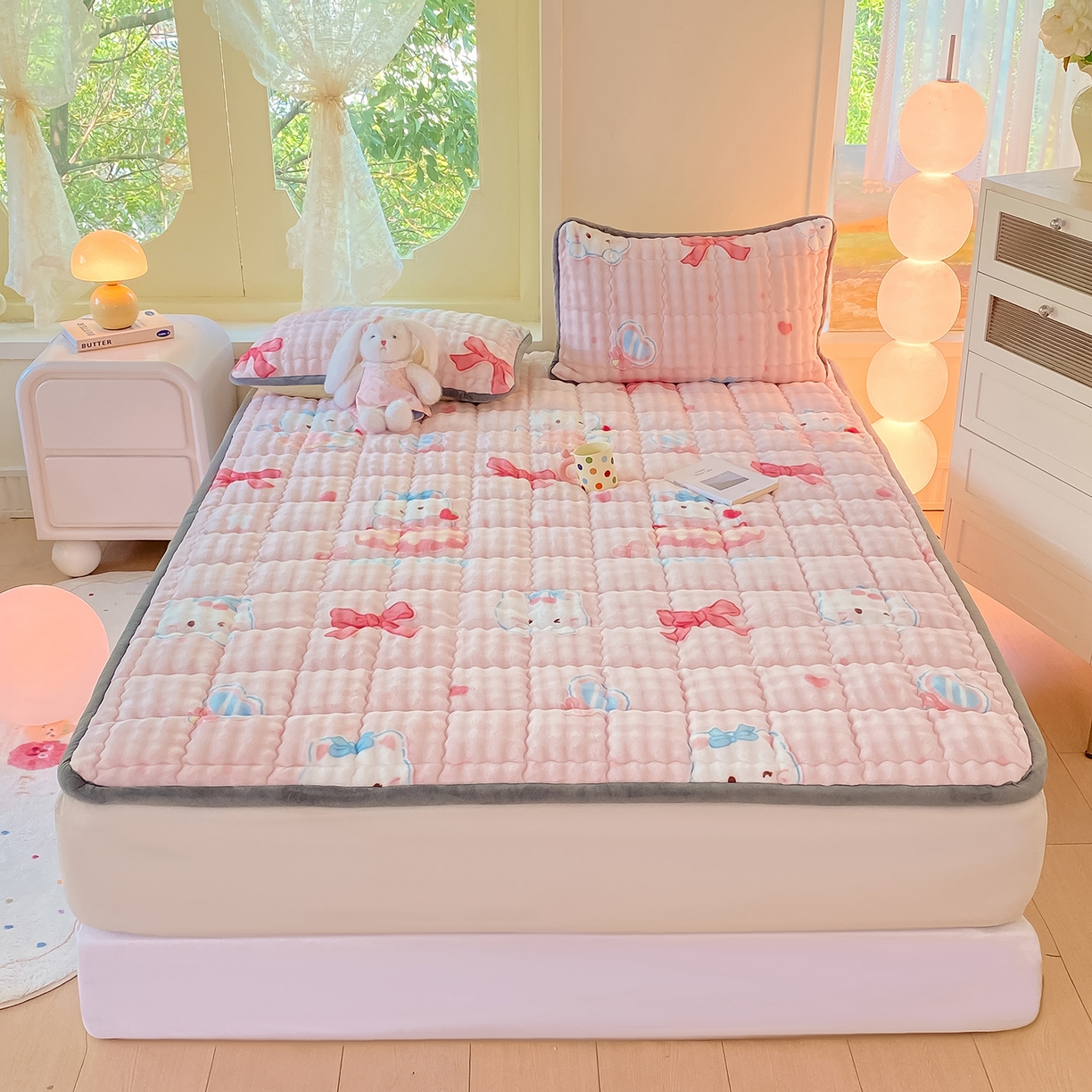 91家纺网 家纺一手货源 找家纺 眠势力 2025新款牛奶绒泡泡床垫加绒仿兔毛绒床褥子秋冬保暖珊瑚绒夹棉床护垫 樱桃猫咪