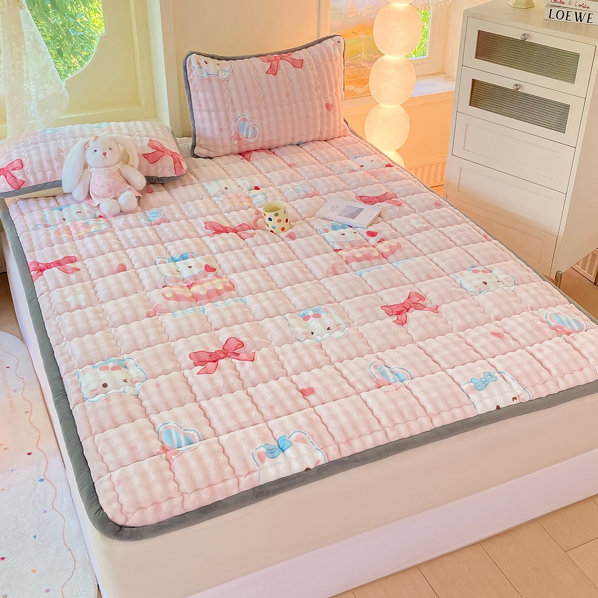 91家纺网 家纺一手货源 找家纺 眠势力 2025新款牛奶绒泡泡床垫加绒仿兔毛绒床褥子秋冬保暖珊瑚绒夹棉床护垫 樱桃猫咪