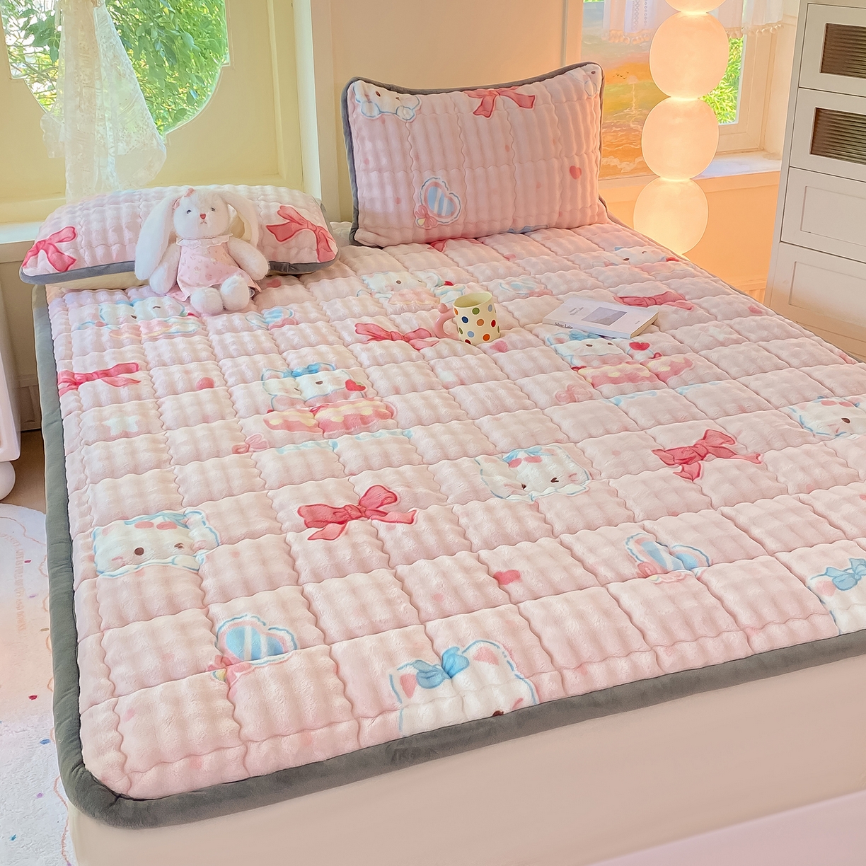 91家纺网 家纺一手货源 找家纺 眠势力 2025新款牛奶绒泡泡床垫加绒仿兔毛绒床褥子秋冬保暖珊瑚绒夹棉床护垫 樱桃猫咪