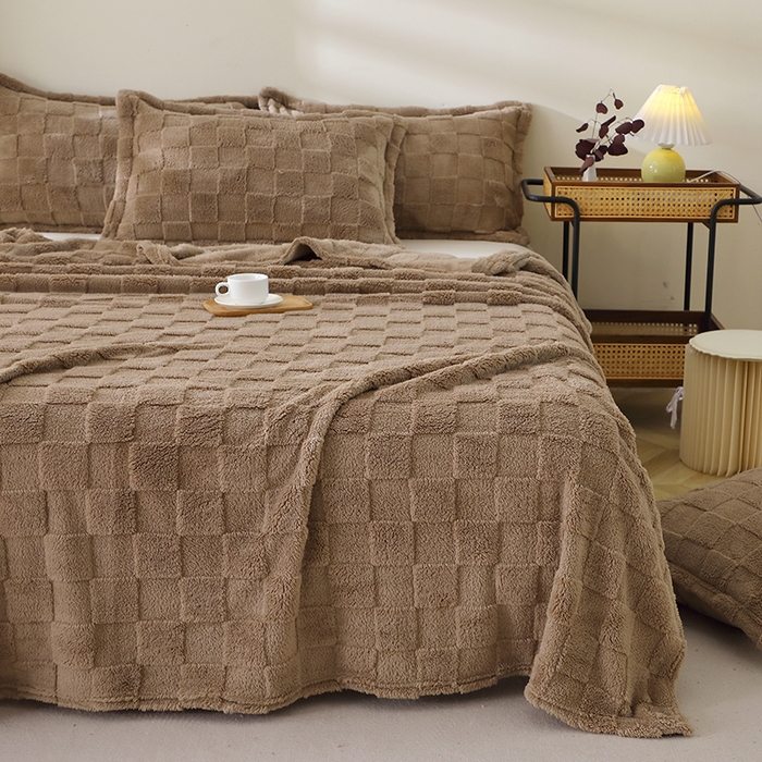 91家纺网 家纺一手货源 找家纺 栩裕纺织 2025新款意大利面包格毛毯-卷边款 面包格-咖色