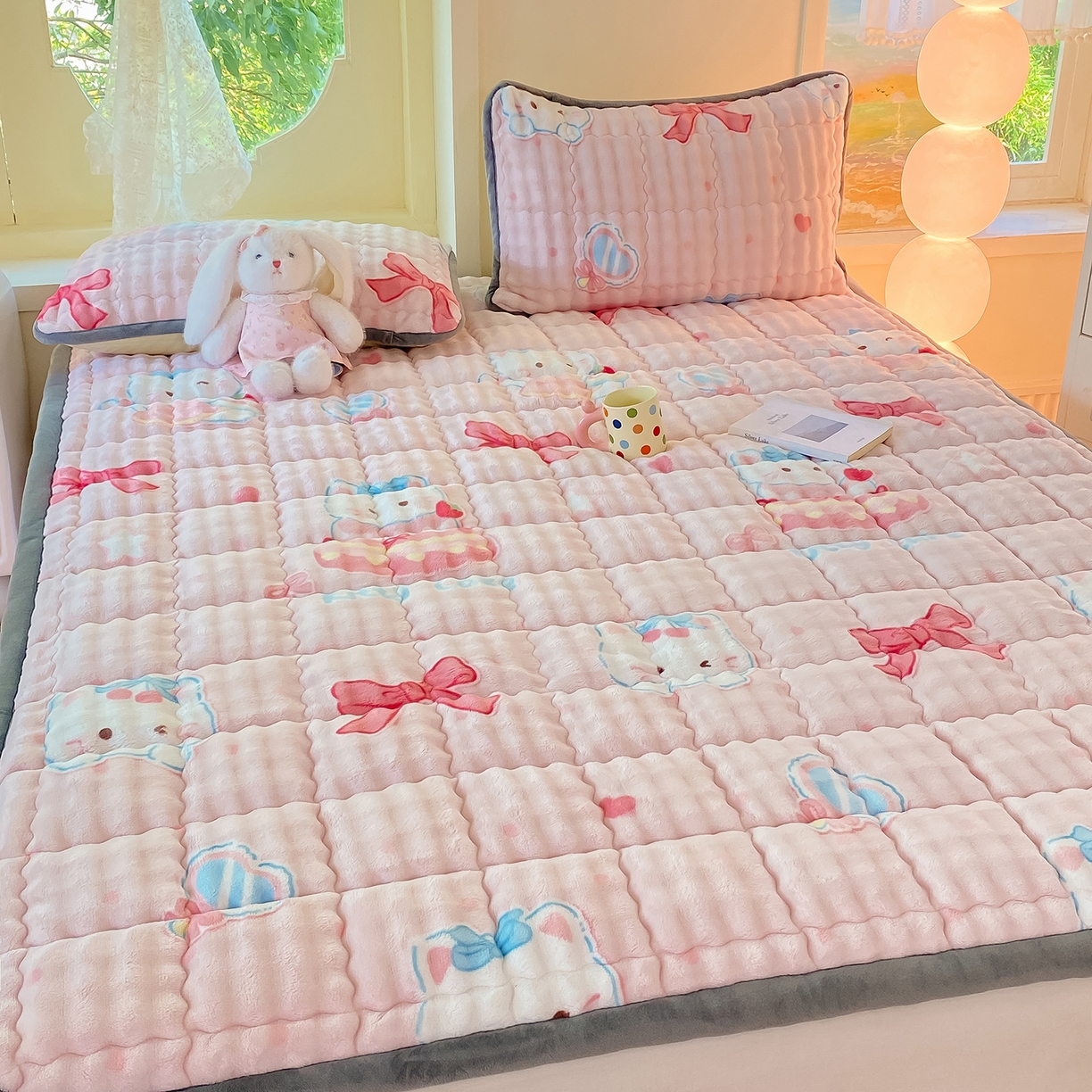 91家纺网 家纺一手货源 找家纺 眠势力 2025新款牛奶绒泡泡床垫加绒仿兔毛绒床褥子秋冬保暖珊瑚绒夹棉床护垫 樱桃猫咪