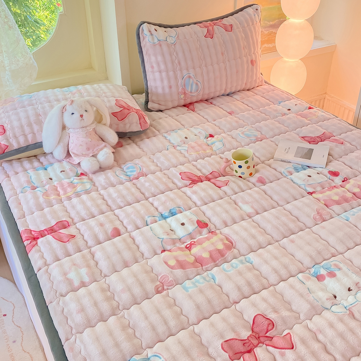 91家纺网 家纺一手货源 找家纺 眠势力 2025新款牛奶绒泡泡床垫加绒仿兔毛绒床褥子秋冬保暖珊瑚绒夹棉床护垫 樱桃猫咪