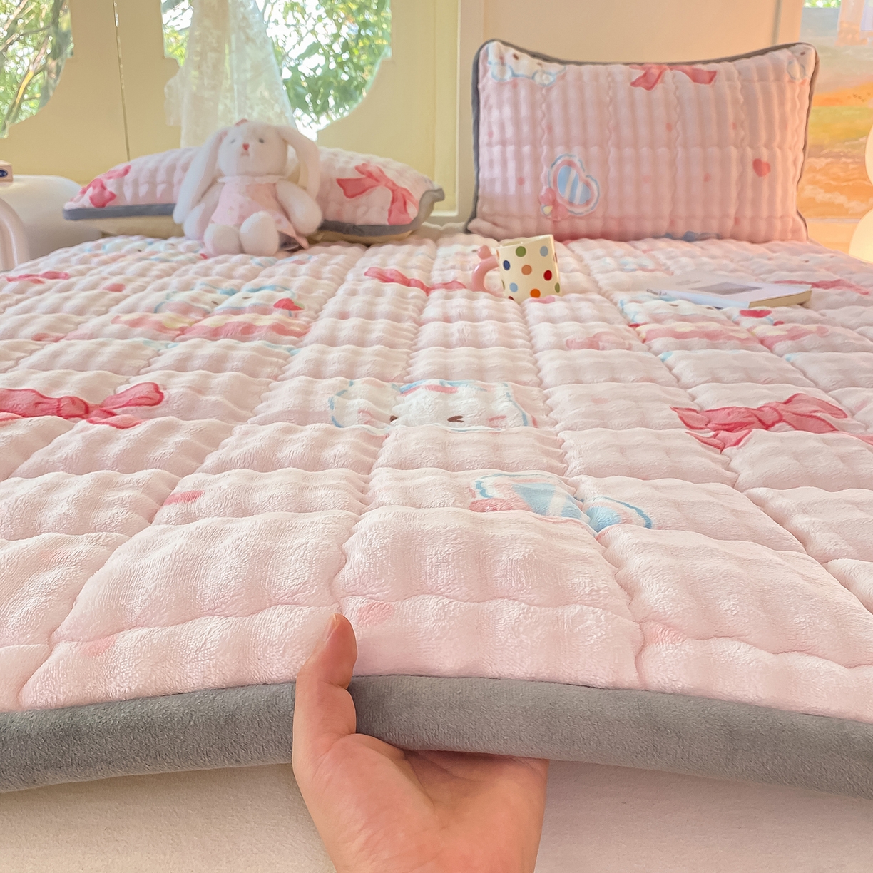 91家纺网 家纺一手货源 找家纺 眠势力 2025新款牛奶绒泡泡床垫加绒仿兔毛绒床褥子秋冬保暖珊瑚绒夹棉床护垫 樱桃猫咪