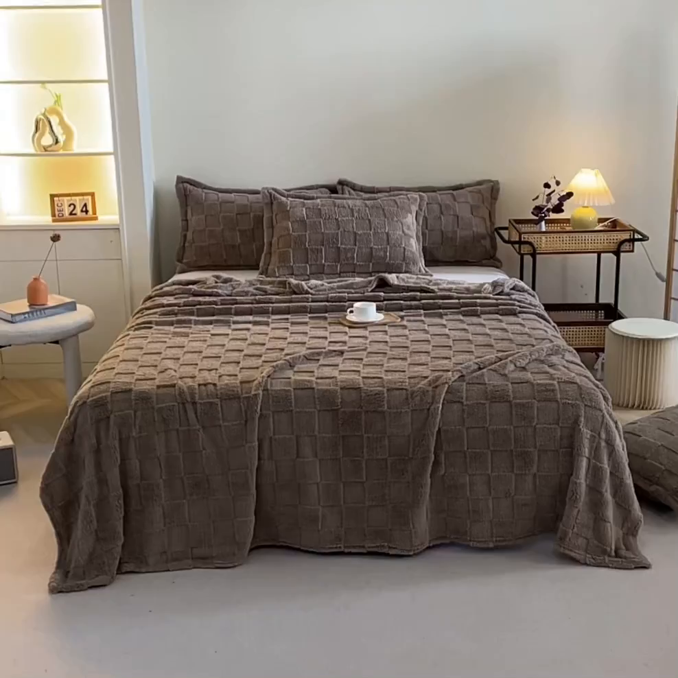 91家纺网 家纺一手货源 找家纺 栩裕纺织 2025新款意大利面包格毛毯-卷边款 面包格-咖色