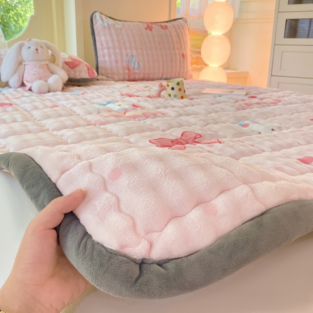 91家纺网 家纺一手货源 找家纺 眠势力 2025新款牛奶绒泡泡床垫加绒仿兔毛绒床褥子秋冬保暖珊瑚绒夹棉床护垫 樱桃猫咪