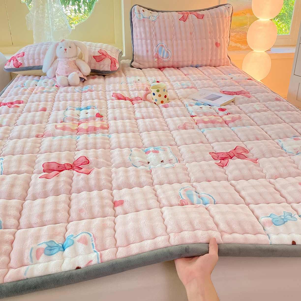 91家纺网 家纺一手货源 找家纺 眠势力 2025新款牛奶绒泡泡床垫加绒仿兔毛绒床褥子秋冬保暖珊瑚绒夹棉床护垫 樱桃猫咪