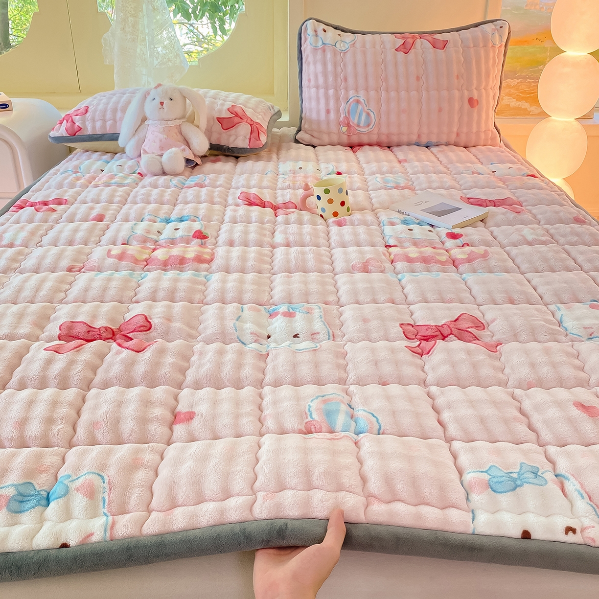 91家纺网 家纺一手货源 找家纺 眠势力 2025新款牛奶绒泡泡床垫加绒仿兔毛绒床褥子秋冬保暖珊瑚绒夹棉床护垫 樱桃猫咪