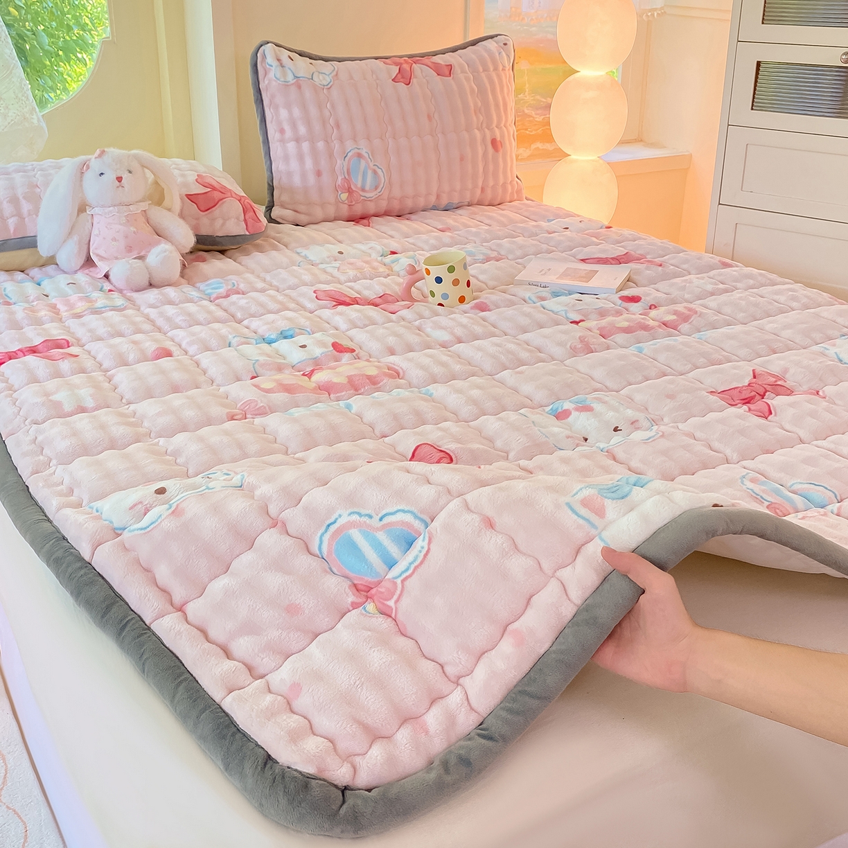 91家纺网 家纺一手货源 找家纺 眠势力 2025新款牛奶绒泡泡床垫加绒仿兔毛绒床褥子秋冬保暖珊瑚绒夹棉床护垫 樱桃猫咪