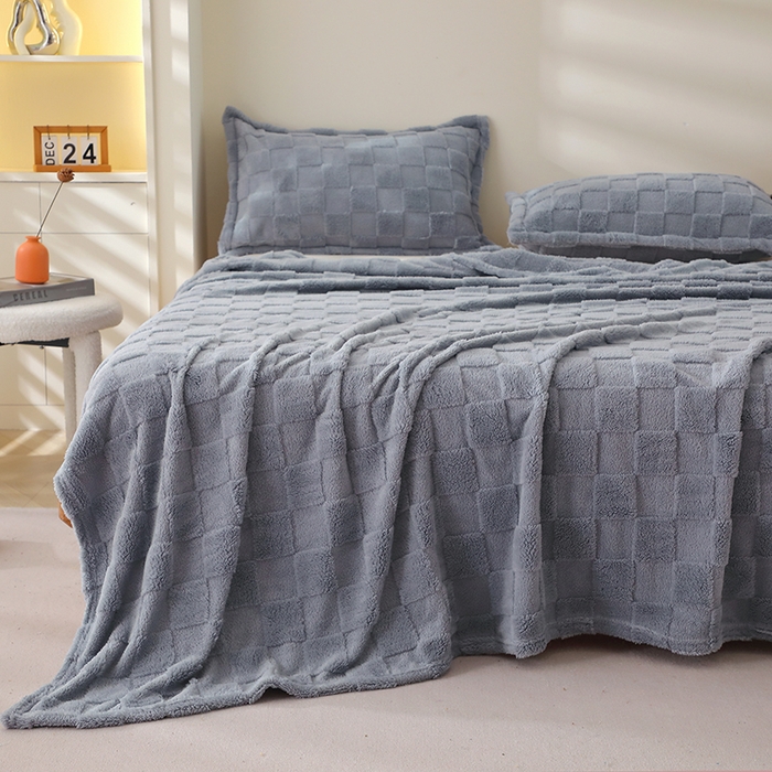 91家纺网 家纺一手货源 找家纺 栩裕纺织 2025新款意大利面包格毛毯-卷边款 面包格-蓝灰