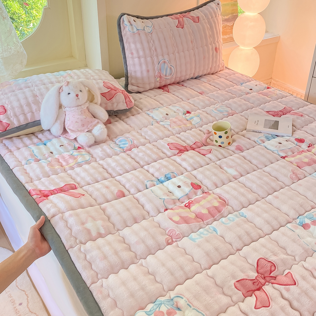 91家纺网 家纺一手货源 找家纺 眠势力 2025新款牛奶绒泡泡床垫加绒仿兔毛绒床褥子秋冬保暖珊瑚绒夹棉床护垫 樱桃猫咪