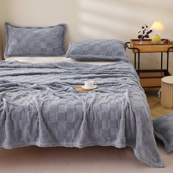 91家纺网 家纺一手货源 找家纺 栩裕纺织 2025新款意大利面包格毛毯-卷边款 面包格-蓝灰