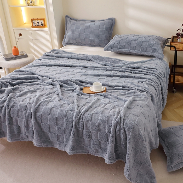 91家纺网 家纺一手货源 找家纺 栩裕纺织 2025新款意大利面包格毛毯-卷边款 面包格-蓝灰