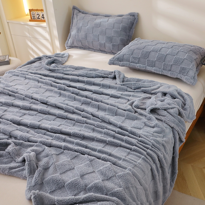 91家纺网 家纺一手货源 找家纺 栩裕纺织 2025新款意大利面包格毛毯-卷边款 面包格-蓝灰