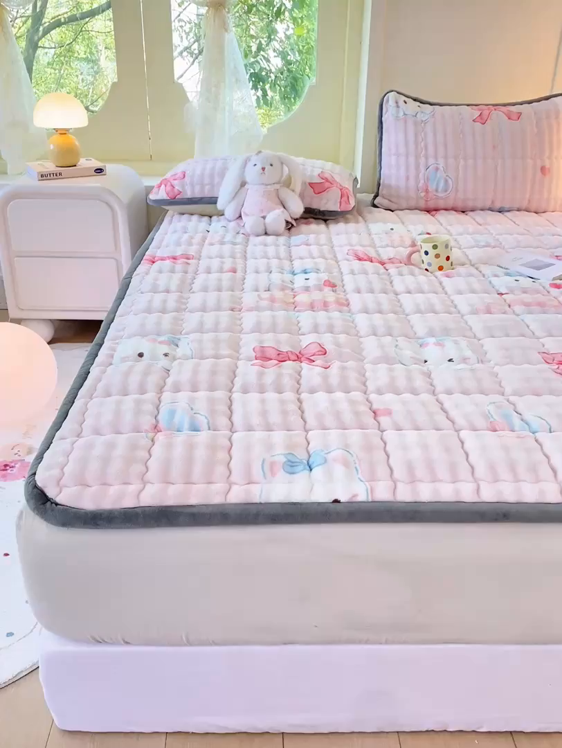 91家纺网 家纺一手货源 找家纺 眠势力 2025新款牛奶绒泡泡床垫加绒仿兔毛绒床褥子秋冬保暖珊瑚绒夹棉床护垫 樱桃猫咪