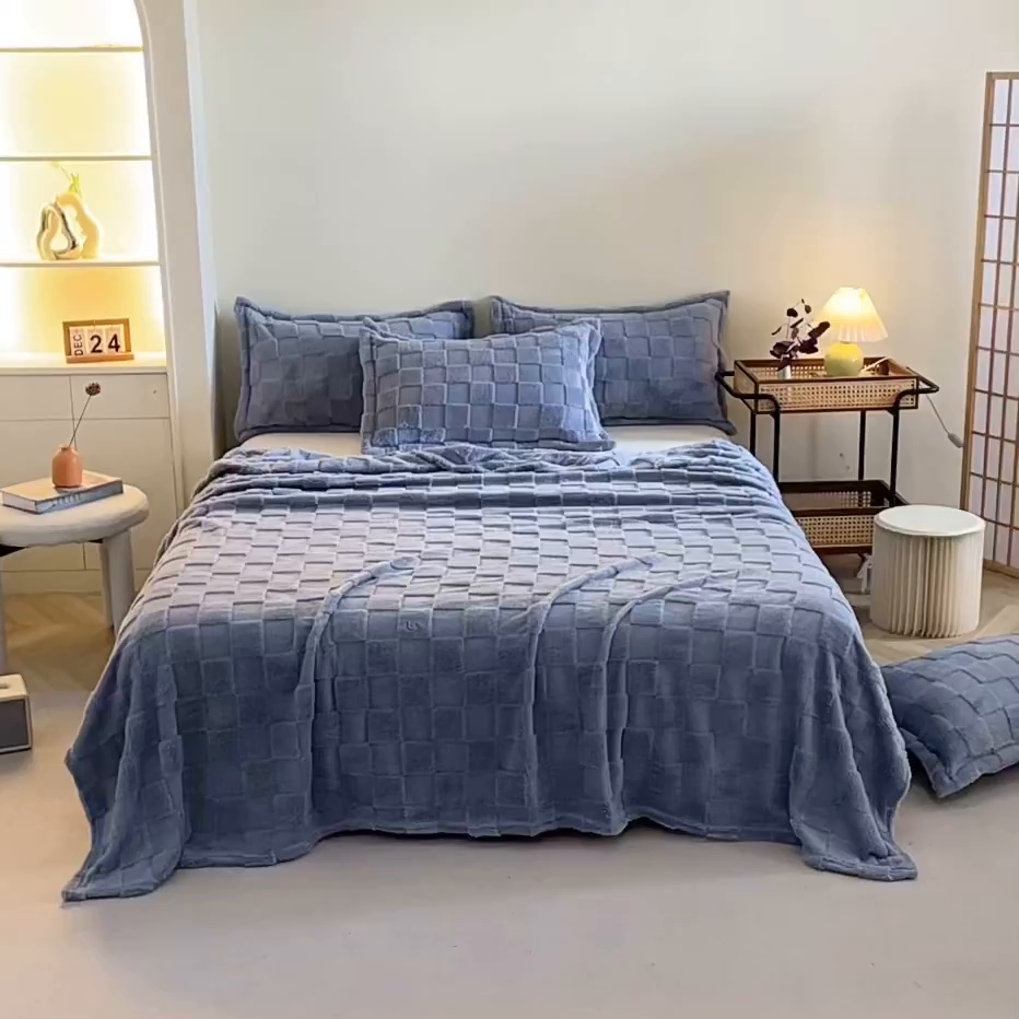 91家纺网 家纺一手货源 找家纺 栩裕纺织 2025新款意大利面包格毛毯-卷边款 面包格-蓝灰