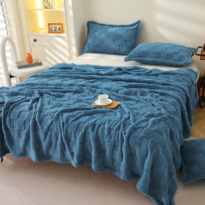 91家纺网 家纺一手货源 找家纺 栩裕纺织 2025新款意大利面包格毛毯-卷边款 面包格-蓝色