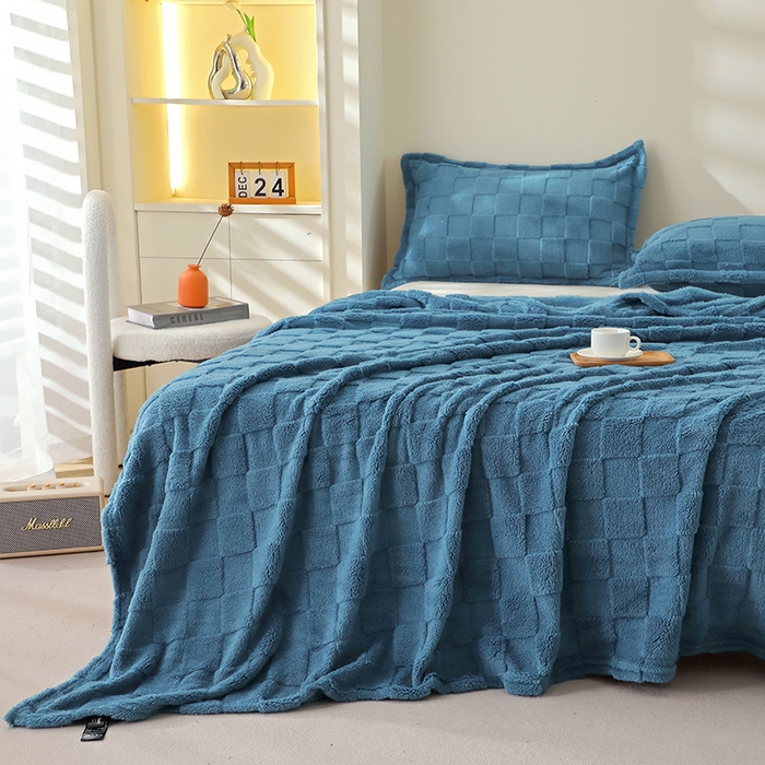 91家纺网 家纺一手货源 找家纺 栩裕纺织 2025新款意大利面包格毛毯-卷边款 面包格-蓝色