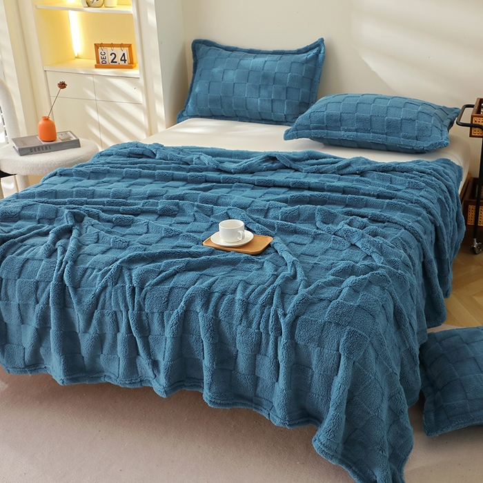 91家纺网 家纺一手货源 找家纺 栩裕纺织 2025新款意大利面包格毛毯-卷边款 面包格-蓝色