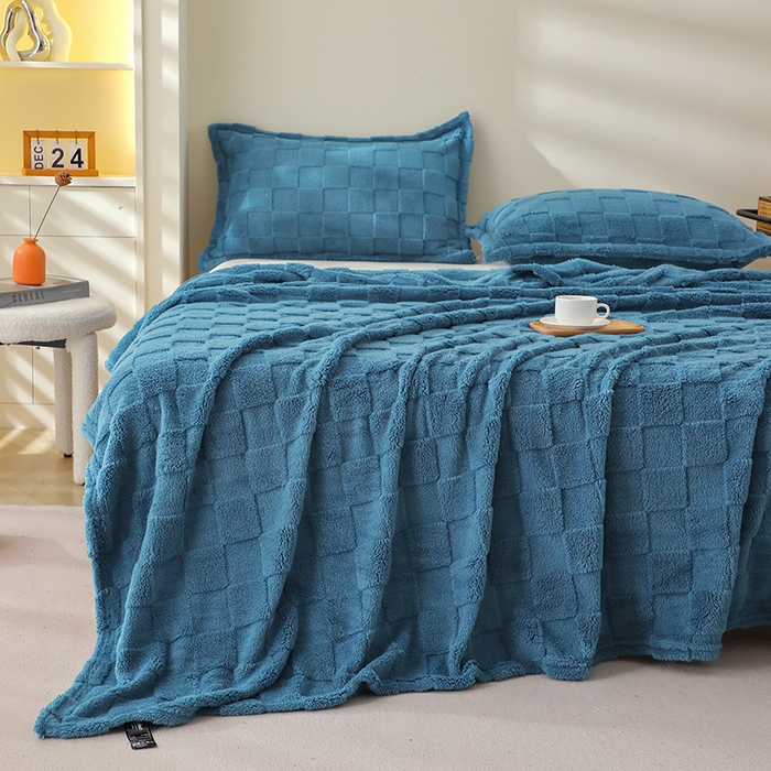 91家纺网 家纺一手货源 找家纺 栩裕纺织 2025新款意大利面包格毛毯-卷边款 面包格-蓝色