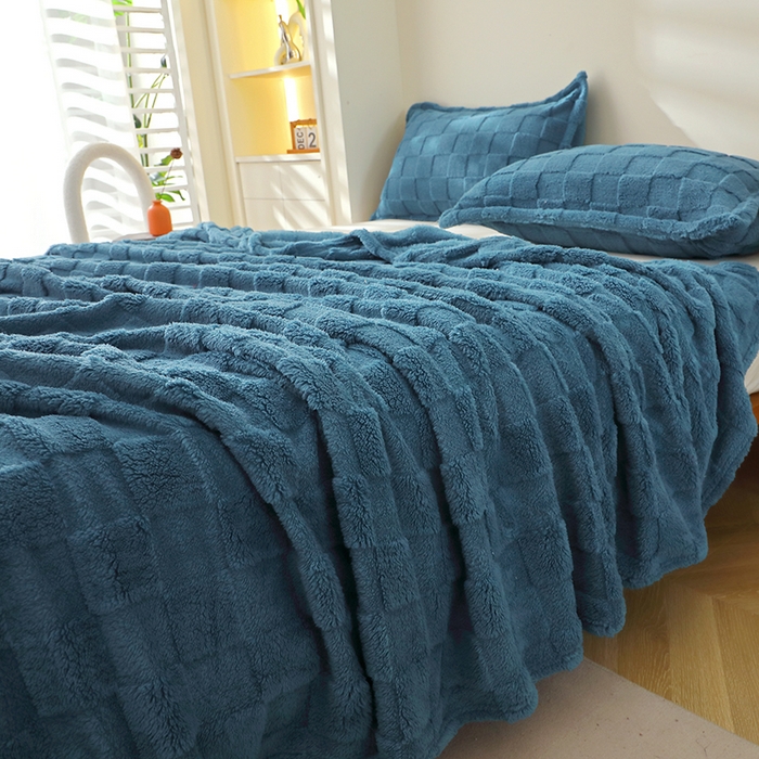 91家纺网 家纺一手货源 找家纺 栩裕纺织 2025新款意大利面包格毛毯-卷边款 面包格-蓝色