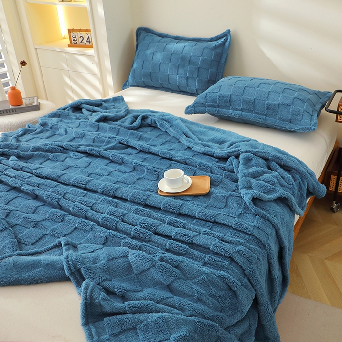 91家纺网 家纺一手货源 找家纺 栩裕纺织 2025新款意大利面包格毛毯-卷边款 面包格-蓝色