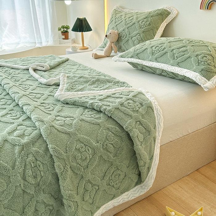 91家纺网 家纺一手货源 找家纺 （总）栩裕纺织 2025新款塔芙绒三叶草提花毛毯-包边款