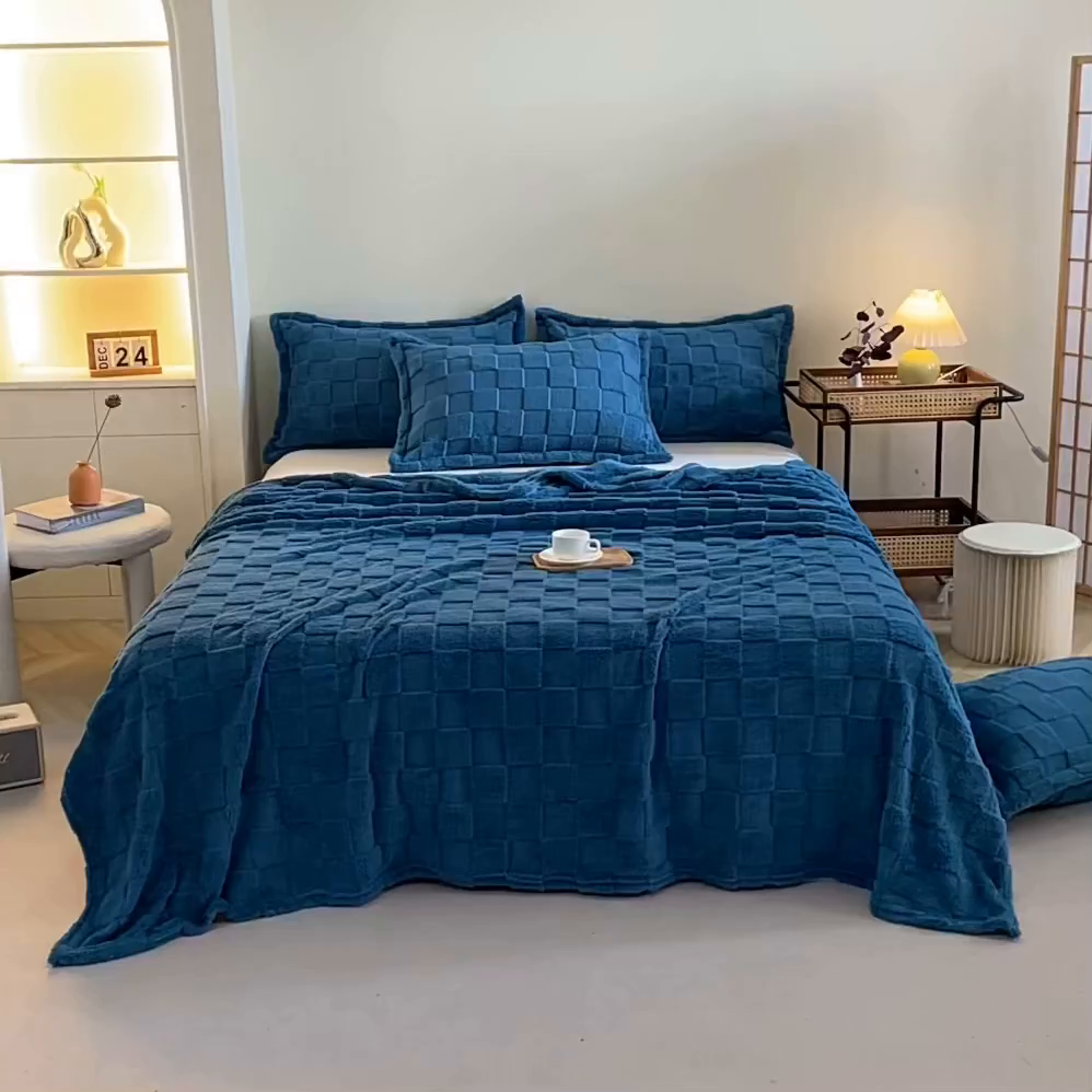 91家纺网 家纺一手货源 找家纺 栩裕纺织 2025新款意大利面包格毛毯-卷边款 面包格-蓝色