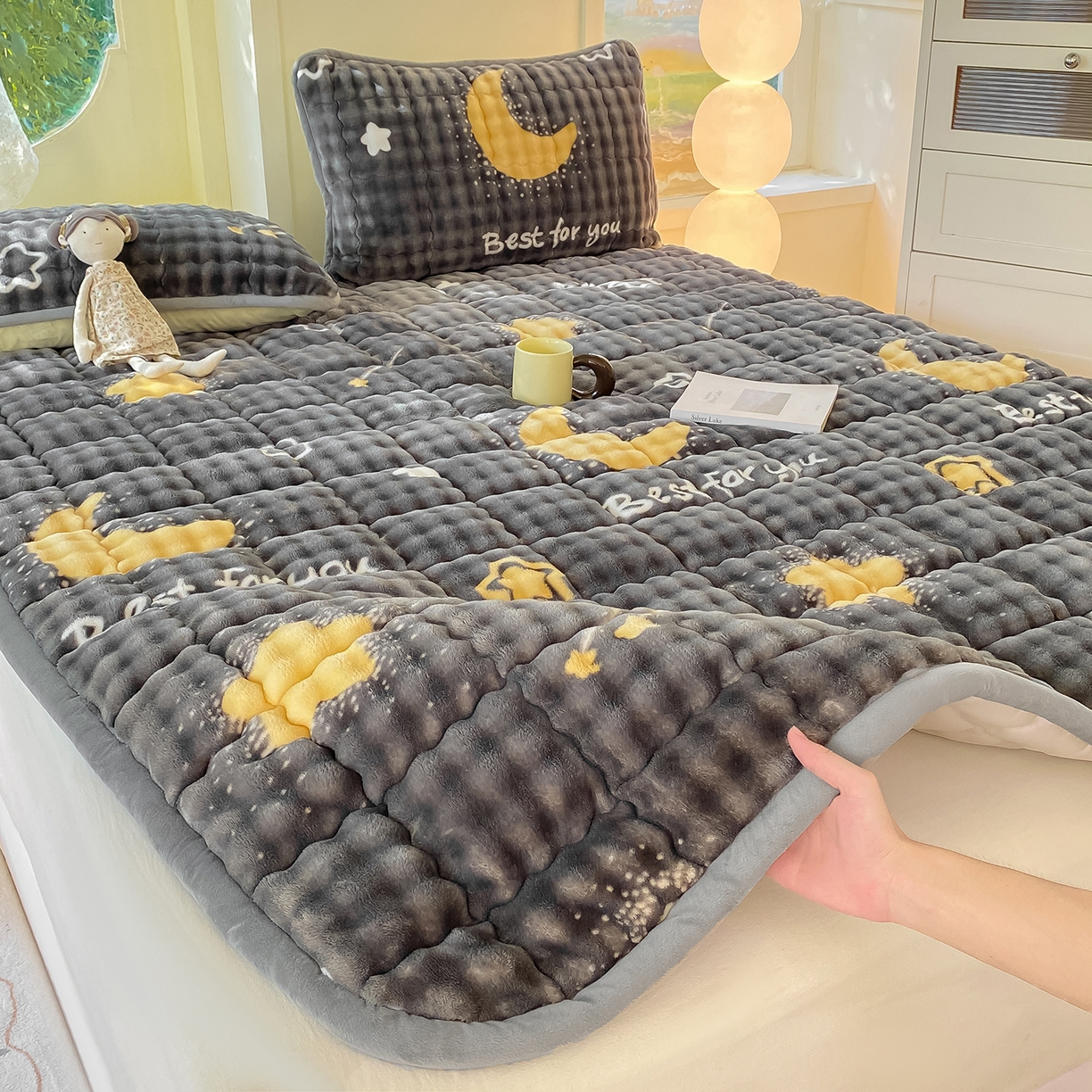 91家纺网 家纺一手货源 找家纺 眠势力 2025新款牛奶绒泡泡床垫加绒仿兔毛绒床褥子秋冬保暖珊瑚绒夹棉床护垫 月亮湾