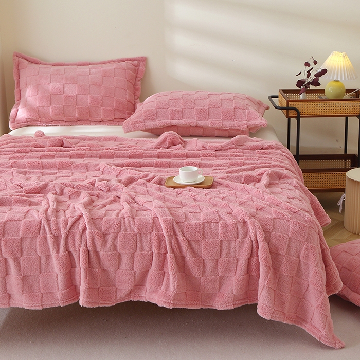 91家纺网 家纺一手货源 找家纺 栩裕纺织 2025新款意大利面包格毛毯-卷边款 面包格-玫瑰粉