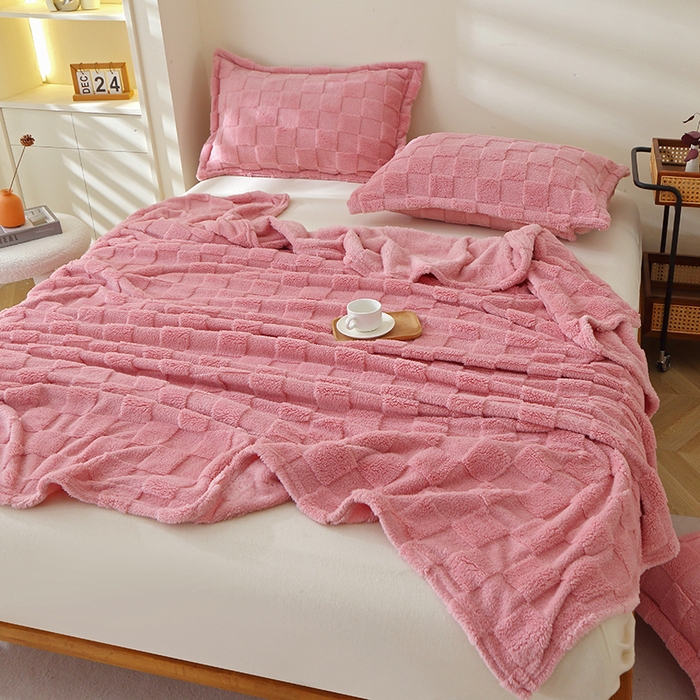 91家纺网 家纺一手货源 找家纺 栩裕纺织 2025新款意大利面包格毛毯-卷边款 面包格-玫瑰粉