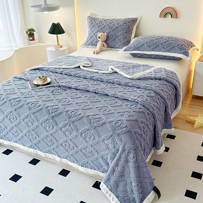 91家纺网 家纺一手货源 找家纺 （总）栩裕纺织 2025新款塔芙绒三叶草提花毛毯-包边款