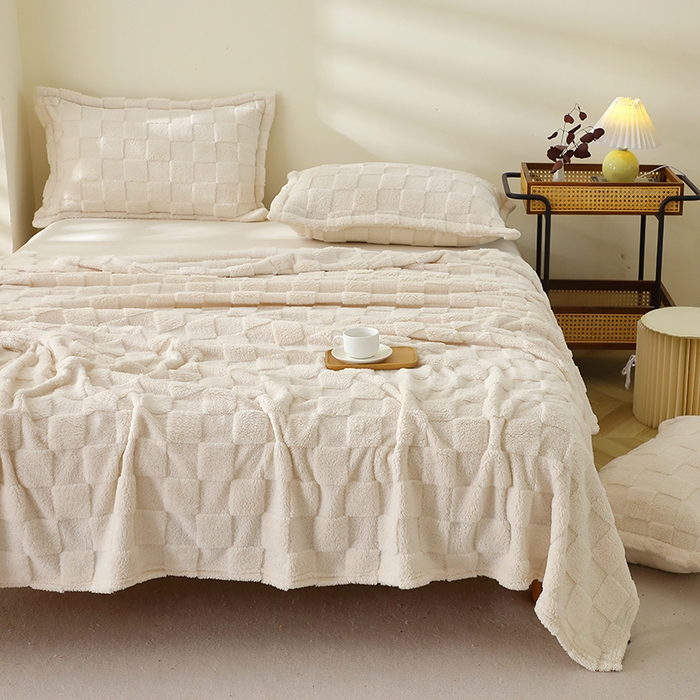 91家纺网 家纺一手货源 找家纺 栩裕纺织 2025新款意大利面包格毛毯-卷边款 面包格-米杏色