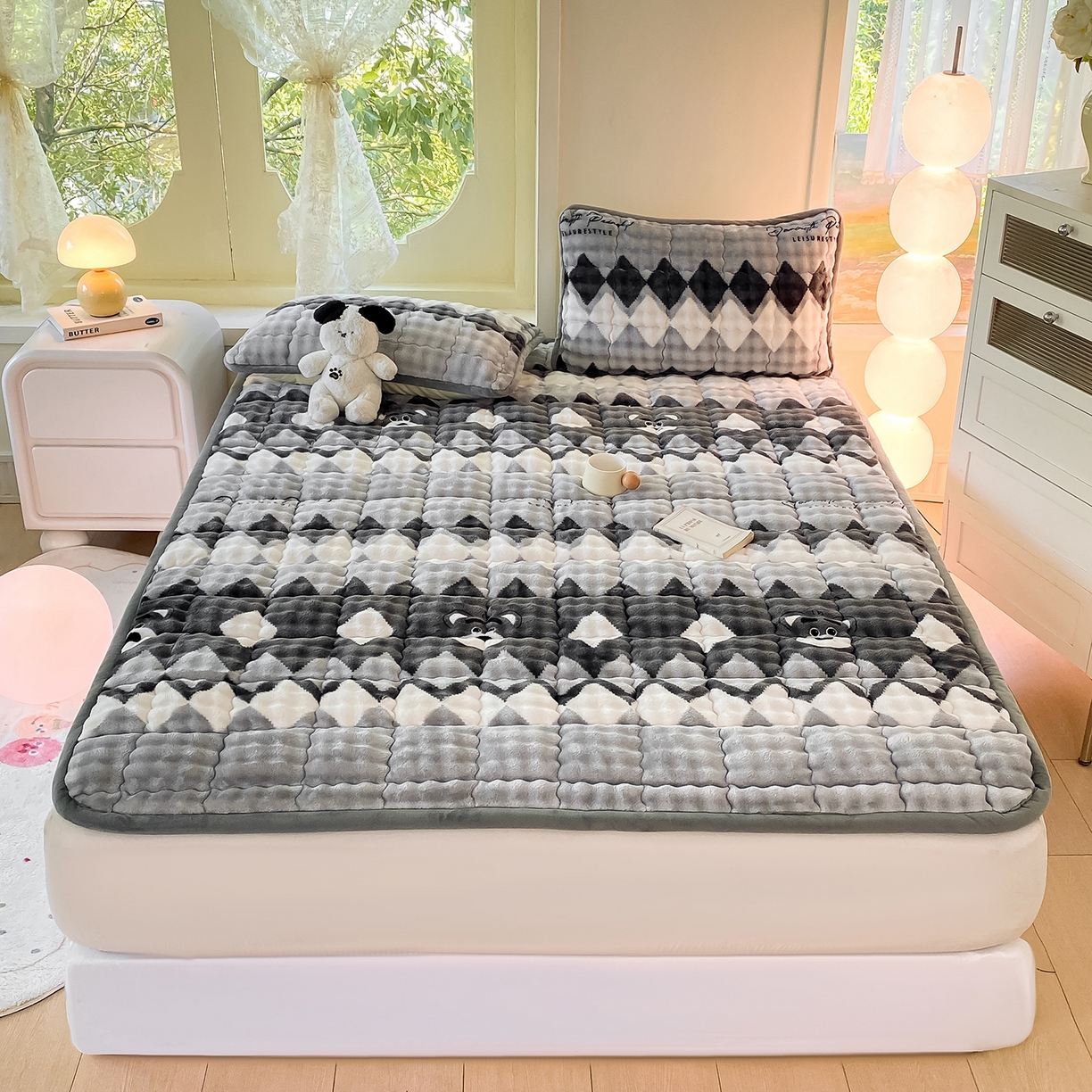 91家纺网 家纺一手货源 找家纺 眠势力 2025新款牛奶绒泡泡床垫加绒仿兔毛绒床褥子秋冬保暖珊瑚绒夹棉床护垫 芝士小熊