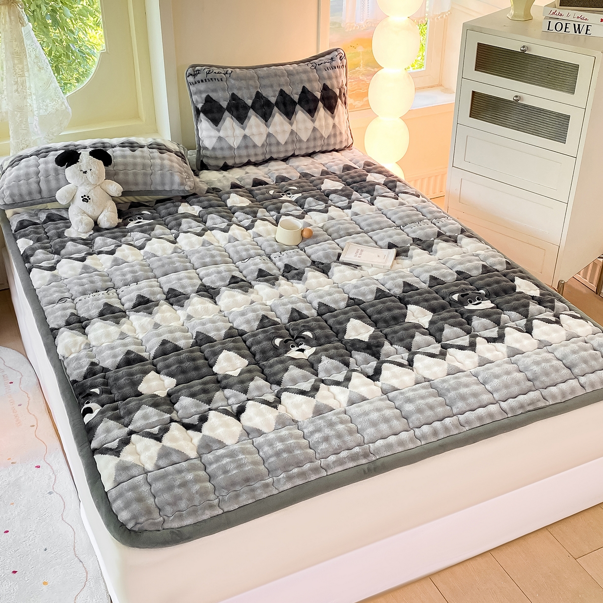 91家纺网 家纺一手货源 找家纺 眠势力 2025新款牛奶绒泡泡床垫加绒仿兔毛绒床褥子秋冬保暖珊瑚绒夹棉床护垫 芝士小熊