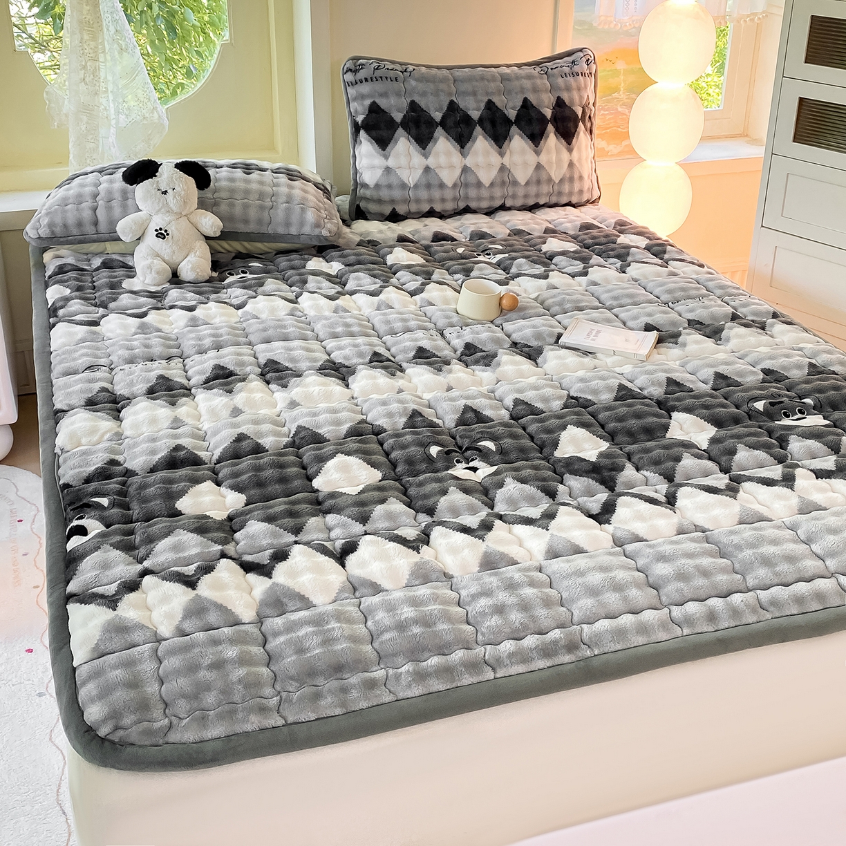 91家纺网 家纺一手货源 找家纺 眠势力 2025新款牛奶绒泡泡床垫加绒仿兔毛绒床褥子秋冬保暖珊瑚绒夹棉床护垫 芝士小熊