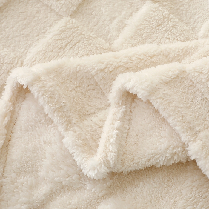 91家纺网 家纺一手货源 找家纺 栩裕纺织 2025新款意大利面包格毛毯-卷边款 面包格-米杏色