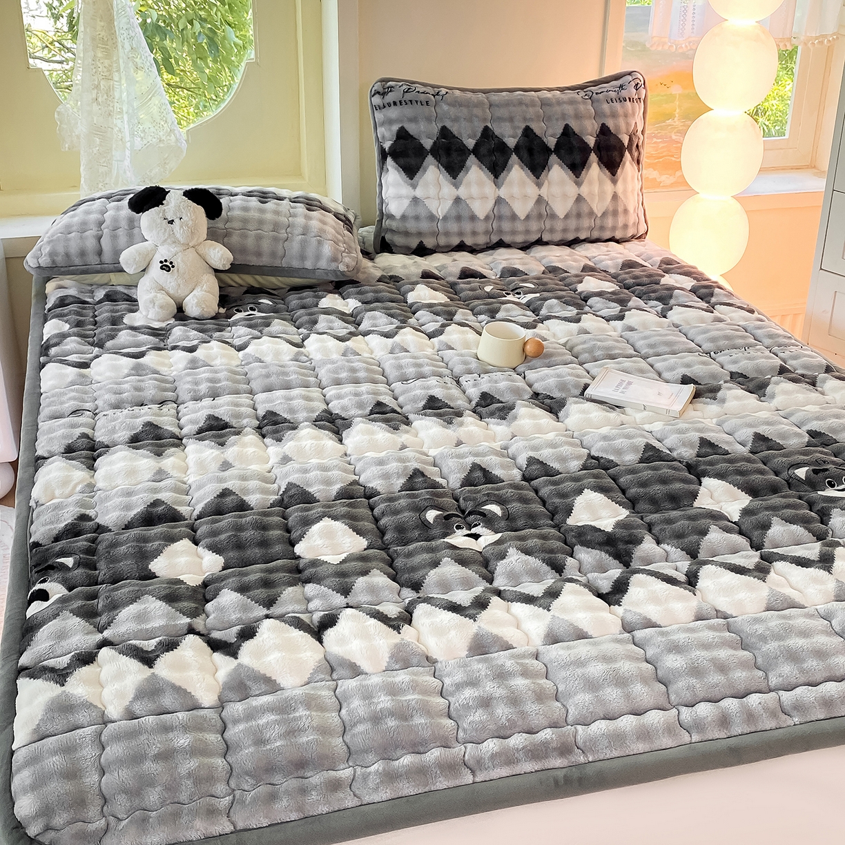 91家纺网 家纺一手货源 找家纺 眠势力 2025新款牛奶绒泡泡床垫加绒仿兔毛绒床褥子秋冬保暖珊瑚绒夹棉床护垫 芝士小熊