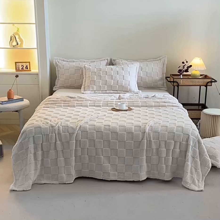 91家纺网 家纺一手货源 找家纺 栩裕纺织 2025新款意大利面包格毛毯-卷边款 面包格-米杏色