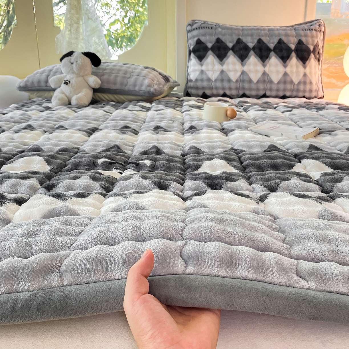 91家纺网 家纺一手货源 找家纺 眠势力 2025新款牛奶绒泡泡床垫加绒仿兔毛绒床褥子秋冬保暖珊瑚绒夹棉床护垫 芝士小熊